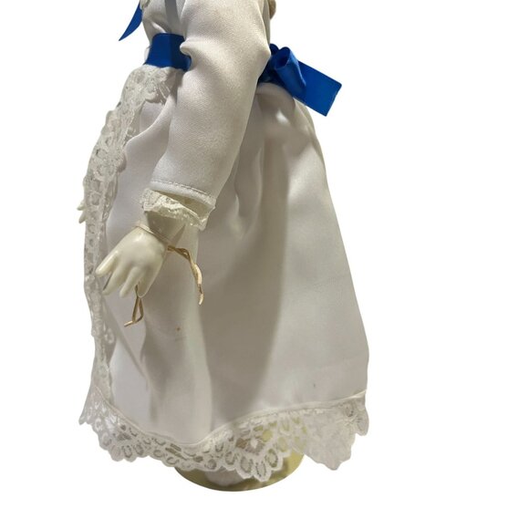 Royal Doulton and Nisbet 1981 Porcelain Doll White Lace Dress Hat Blue Ribbon - Picture 9 of 16